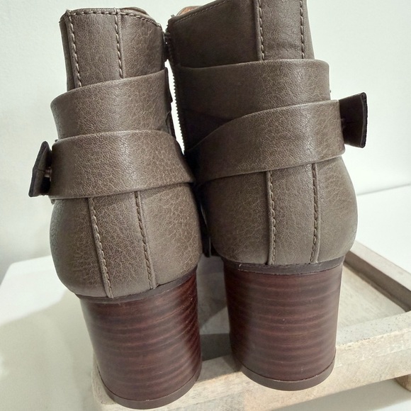 Eurosoft by Sofft Size 8 Women's Brown Strappy Faux Leather Booties Ankle - Picture 5 of 13